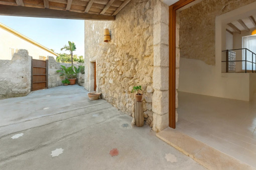 Zugang in das Dorfhaus