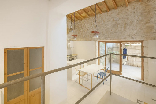 Blick vom Flur in den Wohnbereich