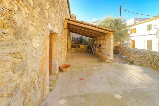 Zugang und überdachte Terrasse