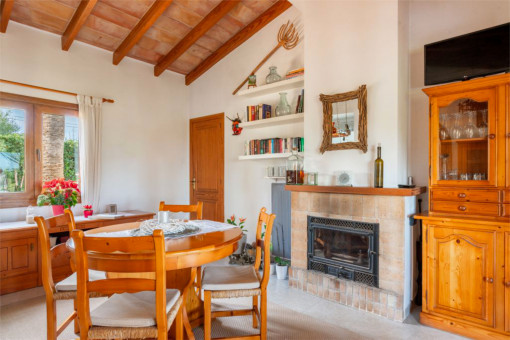 Essbereich mit Kamin
