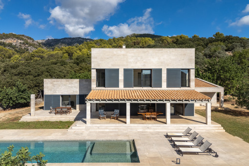 Poolbereich und moderne Architektur