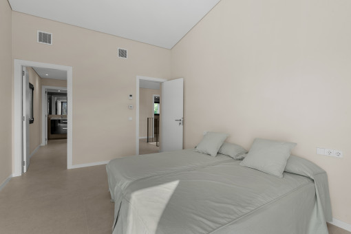 Hauptschlafzimmer im Obergeschoss mit begehbarem Kleiderschrank und Bad en Suite