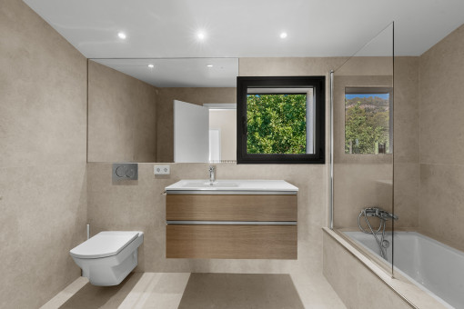 Badezimmer mit Badewanne im Obergeschoss