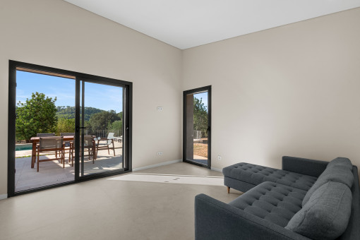 Wohnbereich im separaten Apartment mit Zugang zur privaten Terrasse