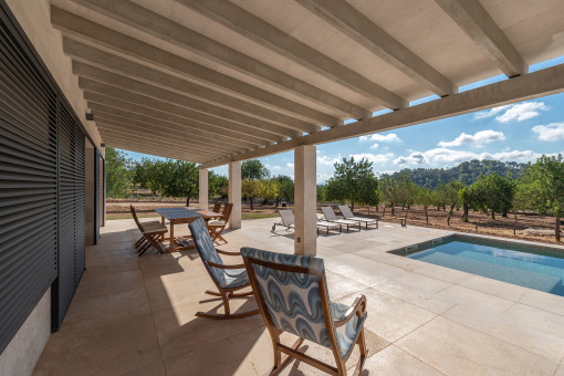 Terrasse mit Blick auf den Pool