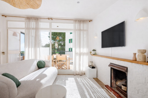 Wohnbereich mit Zugang zur überdachten Terrasse