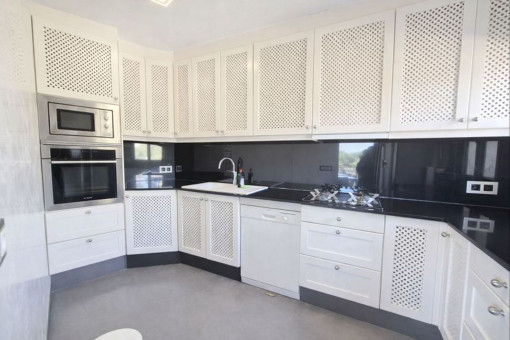 Küche mit allen Elektrogeräten