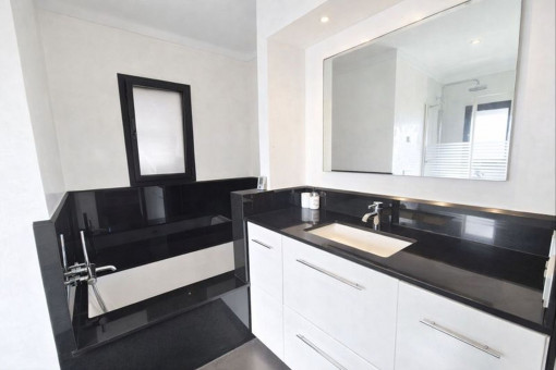 Badezimmer mit Dusche und Badewanne