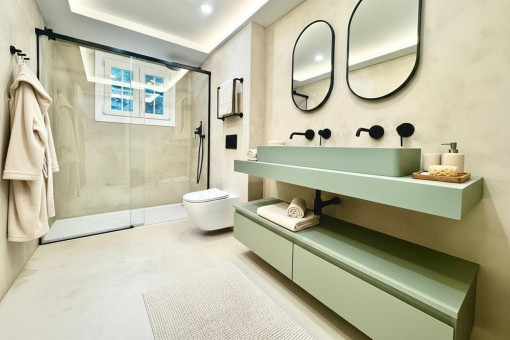 Elegantes Badezimmer mit Dusche und Fenster