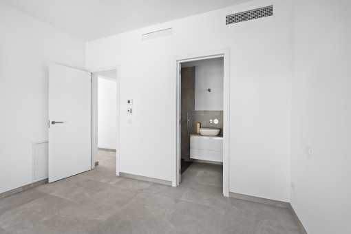 Erstes Schlafzimmer mit Bad