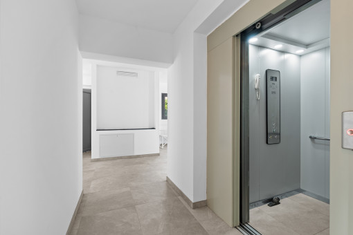 Flur mit Aufzug