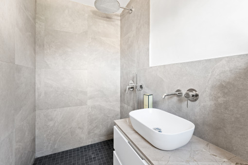 Erstes Schlafzimmer Bad