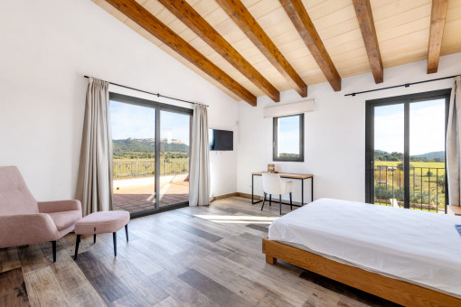 Eines der drei Schlafzimmer im Obergeschoss mit privater Terrasse...