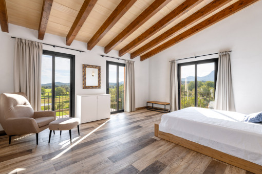 Weiteres Schlafzimmer im Obergeschoss mit Blick...