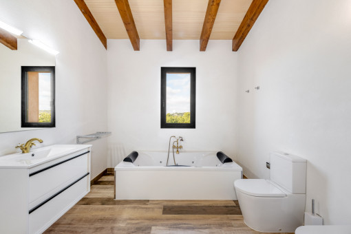 Badezimmer mit Badewanne