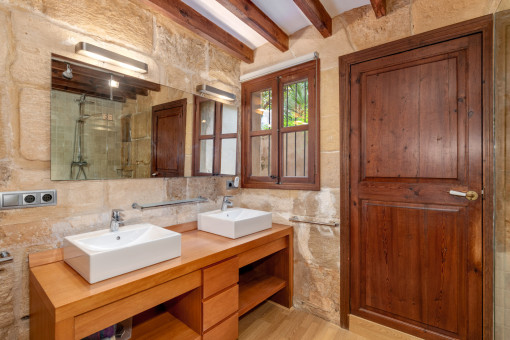 Eines der zwei Bäder 