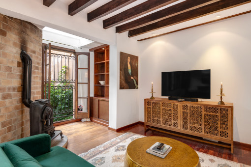 Großzügiger Wohnbereich mit Blick in den grünen Patio