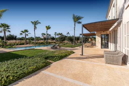 Großzügige Terrasse mit Blick in den Garten
