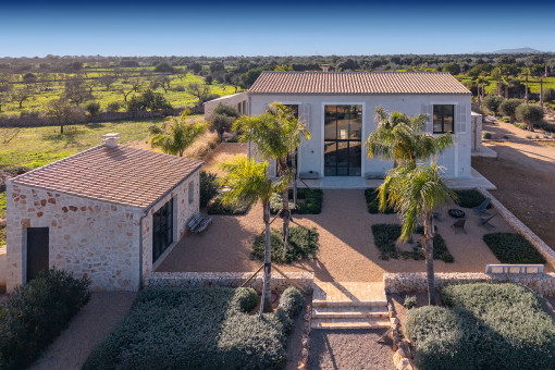 Mediterraner Hof mit Eingangsbereich