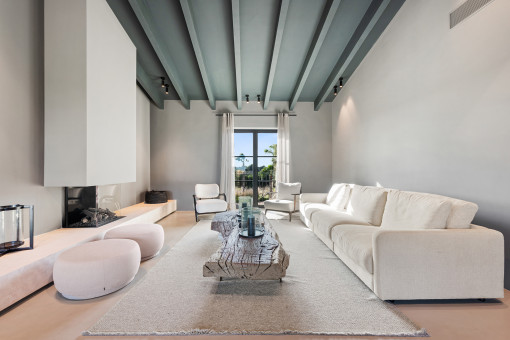 Wohnbereich mit Kamin im Obergeschoss