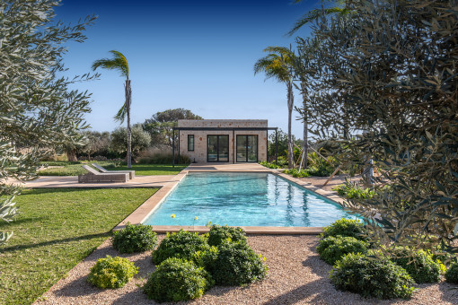 Swimmingpool mit Poolhaus