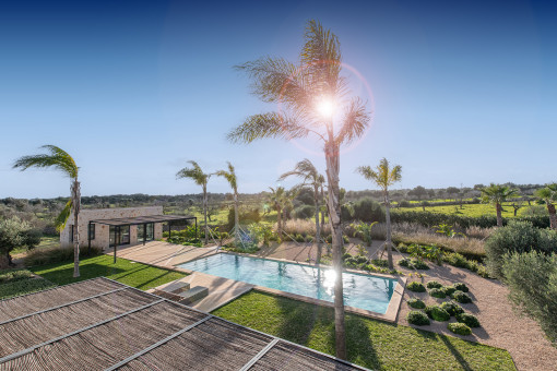 Ausblick zum Pool und Garten