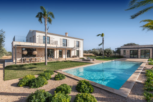 Außenbereich mit Pool und Garten