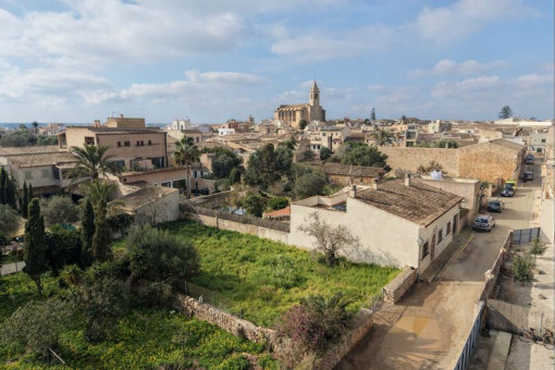 Luftaufnahme des Grundstücks im Ortskern von Santanyí