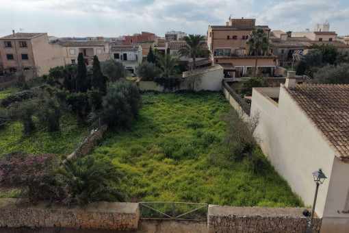 Blick auf das zukünftige Neubauprojekt im gewachsenen Ortsumfeld