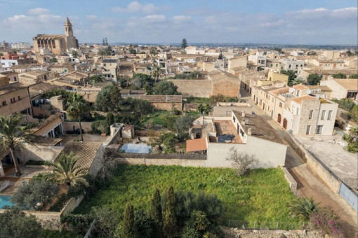 Umgebung mit traditioneller Bebauung und kurzen Wegen ins Zentrum