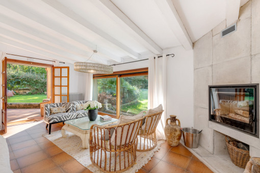 Wohnzimmer im Südflügel mit viel Licht und Blick ins Grüne