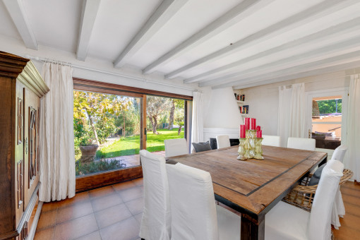 Heller Essbereich mit Verbindung zum Garten