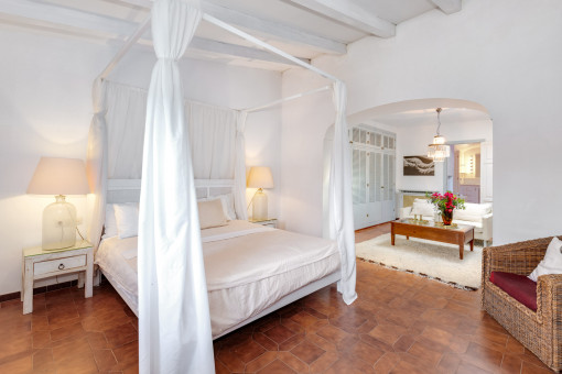 Schlafzimmer mit Ankleide und Badezimmer en Suite