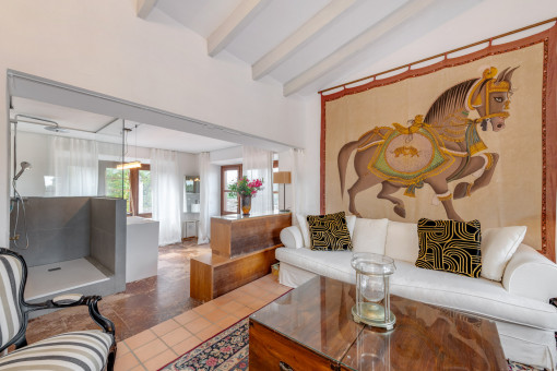 Master Suite mit Wohnbereich und Blick auf die Terrassen