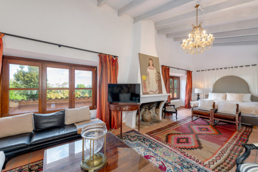 Master Suite mit warmem Ambiente und Meerblick