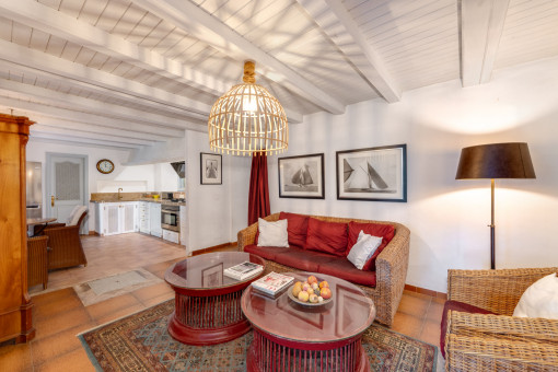 Gemütlicher Wohnbereich mit warmem Ambiente, Verbindung zwischen Küche und Esszimmer