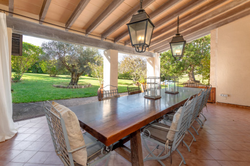 Überdachte Veranda mit Blick in den Garten