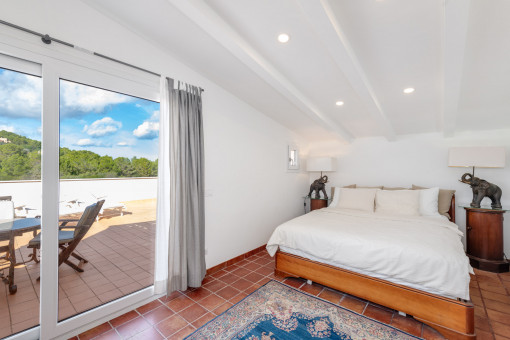 Romantisches Schlafzimmer im oberen Bereich mit heller Atmosphäre