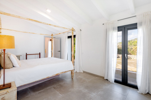 Schlafsuite im unteren Bereich mit direktem Zugang zum Garten