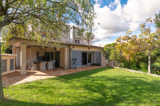 Großer Garten mit natürlichem Schatten und Ruhe