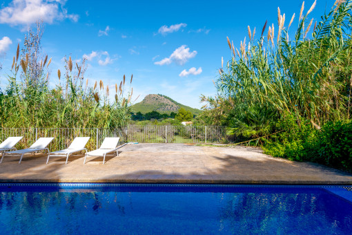 Sonnenmomente am Pool mit weitem Blick in die Natur