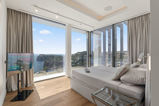 Schlafzimmer mit bodentiefen Fenstern