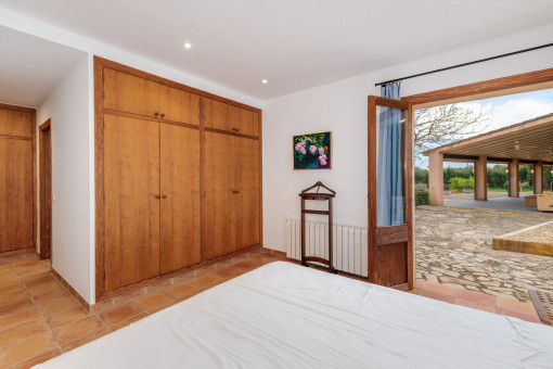 Eines der vier Schlafzimmer mit Zugang in den Garten 