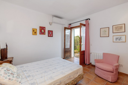 Eines der vier Schlafzimmer mit Zugang in den Garten 