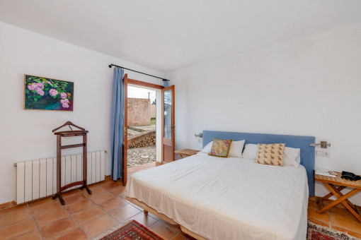 Eines der vier Schlafzimmer mit Zugang in den Garten 