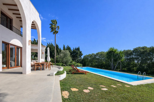 Sonniger Pool mit Garten