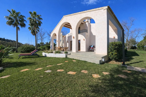 Fassade mit Arkaden & Garten