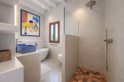 Großes Bad mit Wanne & Dusche