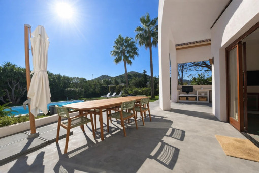 Essplatz-Terrasse am Pool