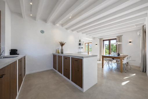 Moderne Küche mit Insel
